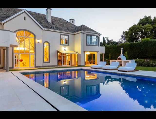 5 BEDROOM HOUSE FOR SALE IN CONSTANTIA